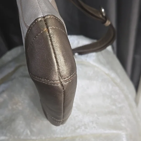 Coach Rare Metallic Soho Bucket Bag with Convertible Strap Looks and Feels New - Picture 4 of 11